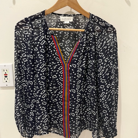 Like new Velvet by Graham & Spencer sheer 3/4 sleeve blouse - Picture 3 of 9